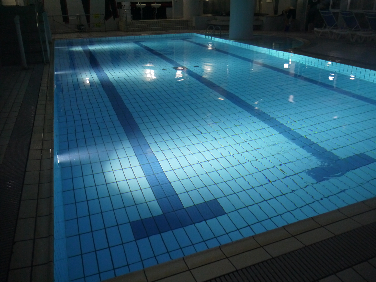 スポーツジム　プール　水中照明